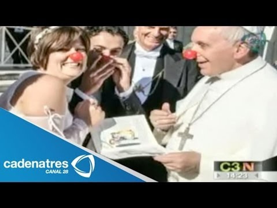 Papa Francisco usa nariz de payaso al celebrar una misa matrimonial