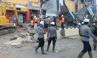Tim SAR Terus Mencari Korban di Reruntuhan Ramayana Palu