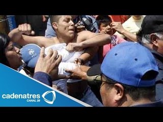 Comerciantes se enfrentan con policías