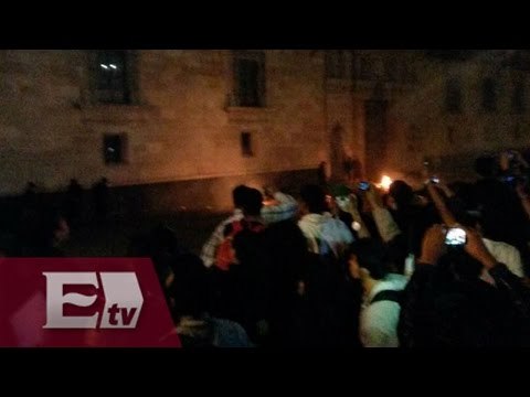 Encapuchados intentan derribar vallas que protegen Palacio Nacional / Paola Virrueta