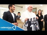 Carlos Tévez le obsequia una playera de la Juventus al Papa Francisco en El Vaticano