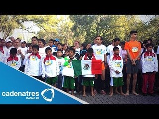 Reconocen a niños triquis basquetbolistas con caminata descalza en Chapultepec