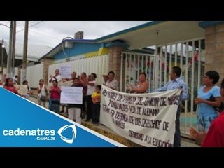 Padres toman escuelas de Oaxaca