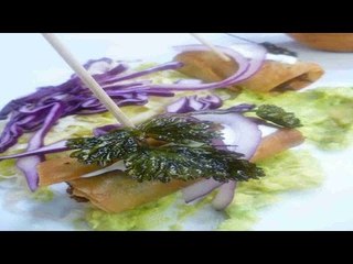 Tacos bravos de chilorio en brocheta con guacamole y salsa endiablada