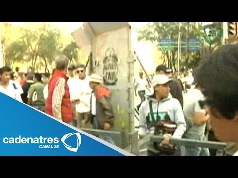 Maestros y simpatizantes de Morena tiran vallas que resguardan el Senado