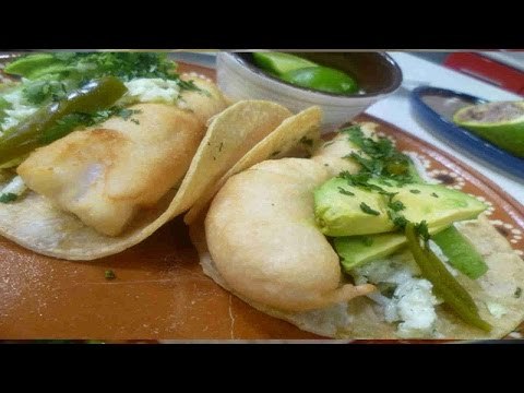 Tacos de pescado empanizado con col y cilantro