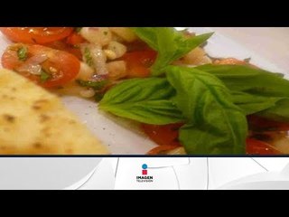 Flanes de maíz con salsa de jitomates