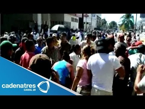 Transportistas guerrerenses realizan bloqueos carreteros en Acapulco