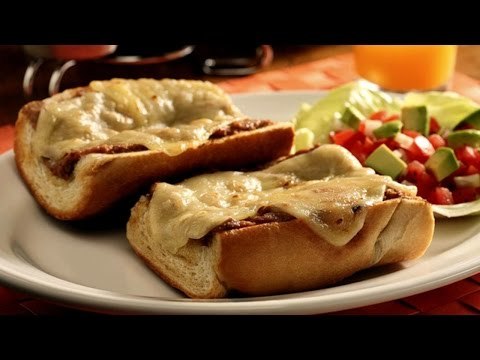 Molletes con frijoles refritos
