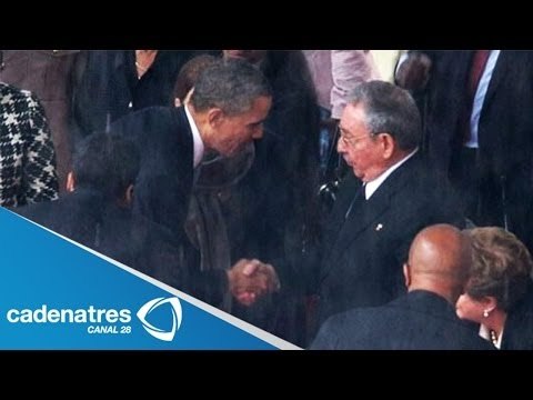 Histórico saludo entre Barack Obama y Raúl Castro en el homenaje a Nelson Mandela