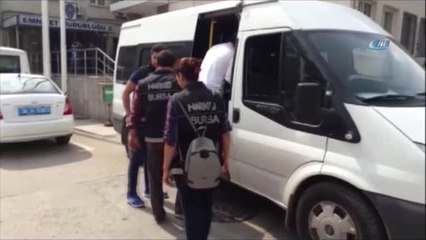 Kadıköy'de Çöken Yolda Tekerleği Düşen Otobüs Kurtarıldı