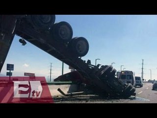 Tráiler se voltea en puente vehicular de Toluca / Vianey Esquinca