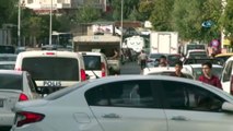 Kadıköy'de çöken yolda tekerleği düşen otobüs kurtarıldı