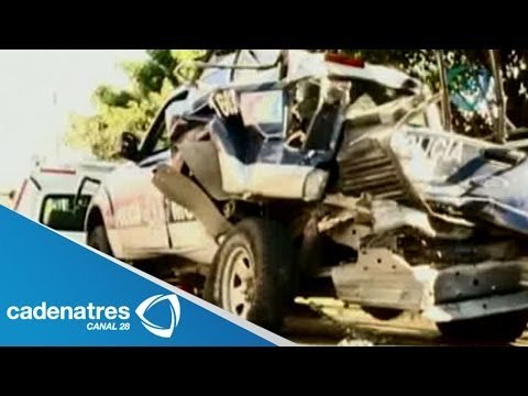 Camión arrastra a patrulla de Cuernavaca y deja 3 policias lesionados