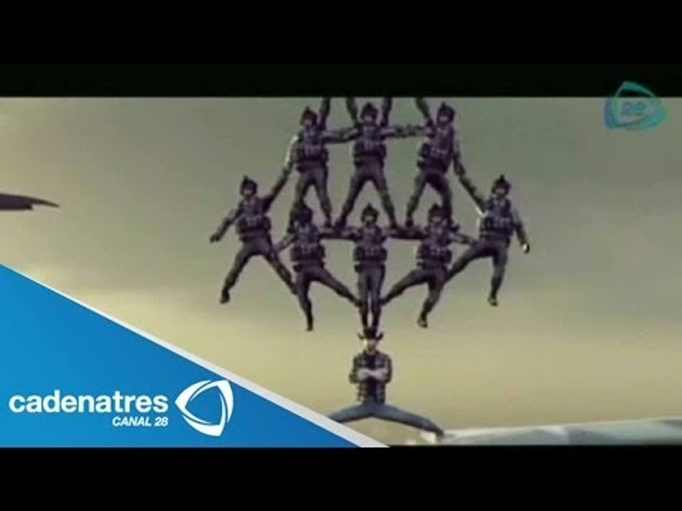Chuck Norris hace acrobacias
