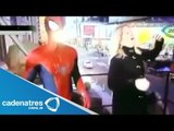 Hombre araña se aparece en programa de televisión y olvida un pequeño detalle (VIDEO)