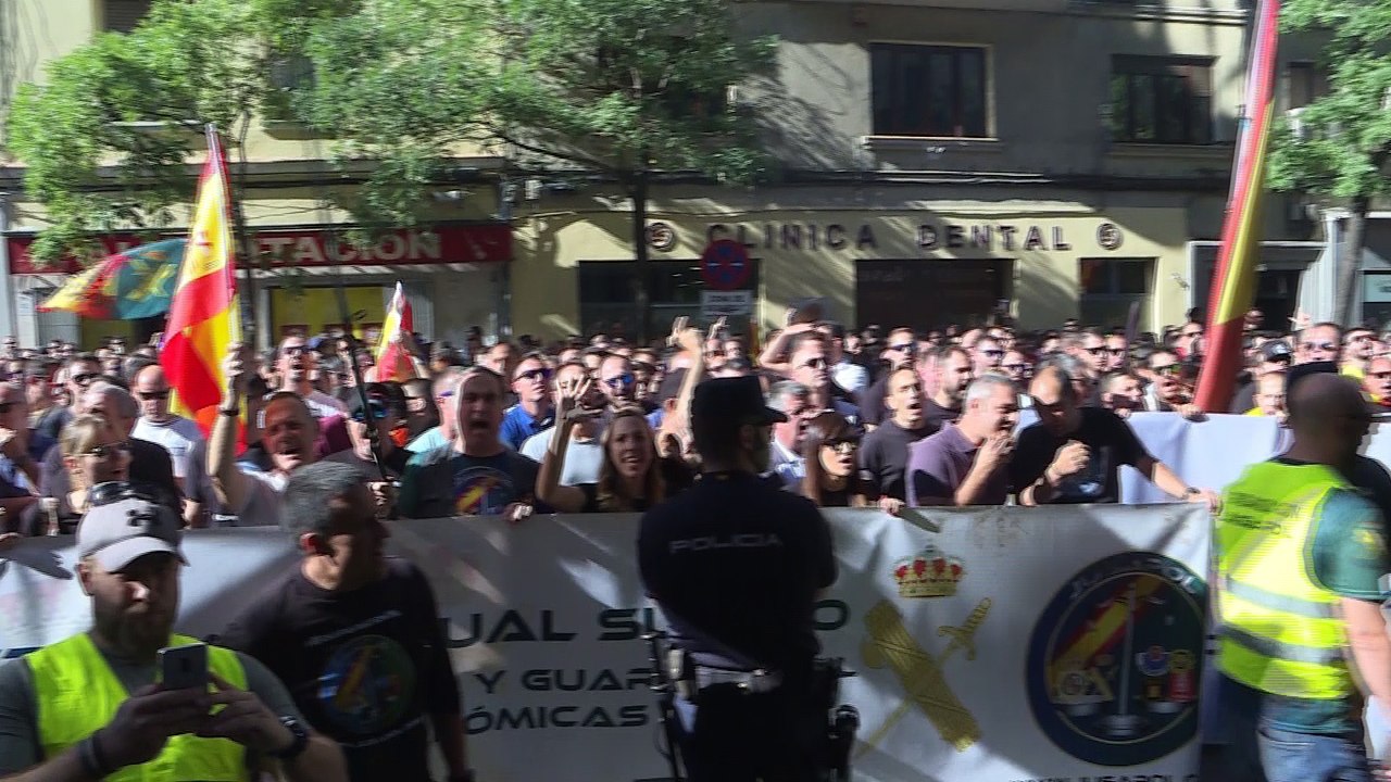 Jusapol pide ante las sedes del PSOE la dimisión de Sánchez