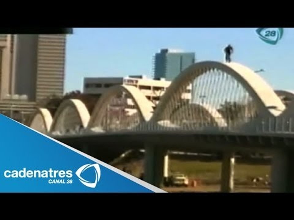 IMPRESIONATE: Deportista recorre la orilla de un puente en bicicleta