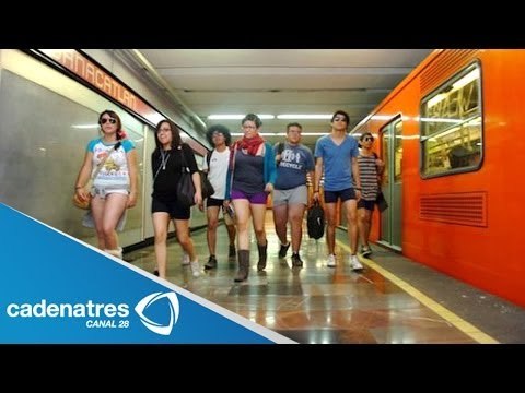 Capitalinos se quitan los pantalones y se pasean en ropa interior en el Metro