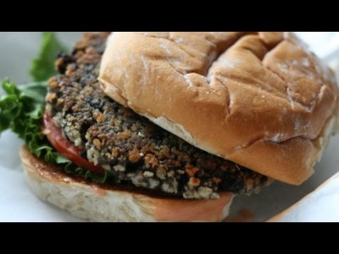 Cocina unas deliciosas hamburguesas de frijoles y elotes
