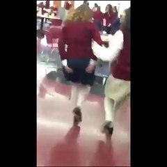 METTE IL LASSATIVO PER CAVALLI NELLA LIMONATA DEI COMPAGNI CHE LO BULLIZZAVANO