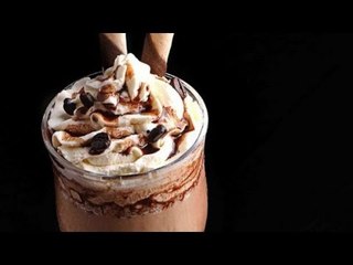 Cómo hacer un helado flotante de cerveza y salsa de chocolate