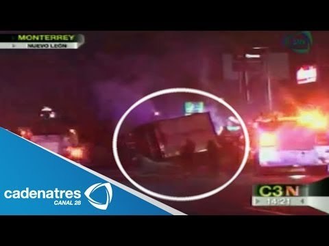 Se incendia trailer al chocar en un poste de Morones Prieto