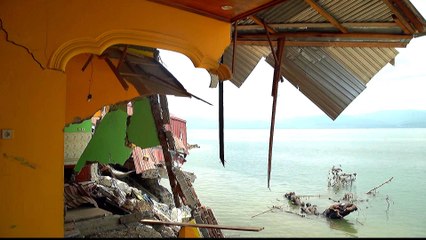 Indonesians slam humanitarian response to tsunami