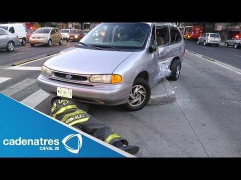 Metrobús se impacta en un automóvil que invade su carril