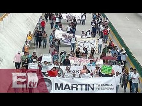 Padres de normalistas marchan por carriles centrales de la Autopista del Sol / Martín Espinosa