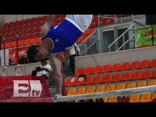 A manera de protesta, regresan medalla de atleta asesinado / Titulares de la tarde