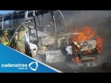 Pasajeros de un autobús escapan de un incendio en Puebla