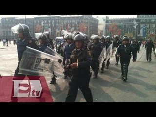 Granaderos resguardan el Zócalo ante amenaza de la CNTE / Pascal Beltrán