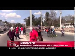 Download Video: Presuntos normalistas de Ayotzinapa vandalizan zona militar en Chilpancingo / Martín Espinosa