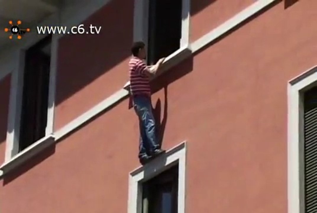 Vuole buttarsi dalla finestra ma si trasforma in un uomo ragno