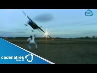 Hombre se acerca a una avioneta que levanta el vuelo