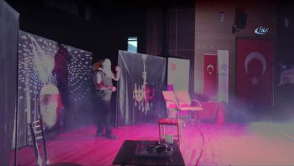 Hakkari’de ‘Pembe Aslında Siyahtır’ oyunu sahnelendi