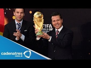 Peña Nieto sostiene en sus manos la copa del mundo de fútbol