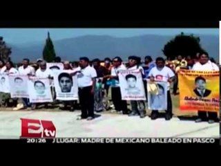 Padres de normalistas bajan Bandera monumental de Iguala / Paola Virrueta