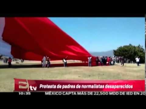 Padres de normalistas desaparecidos protestan en Iguala / Excélsior informa