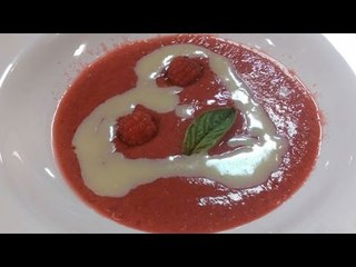 Sopa de berries con chocolate blanco