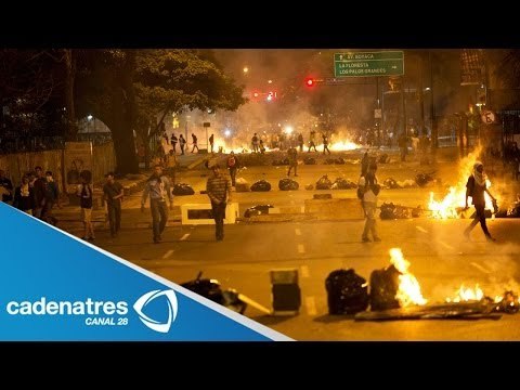 Oposición venezolana denuncia represión policiaca en las calles; continúan protestas contra Maduro