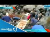 ¡¡IMPACTANTES IMÁGENES!! Cae puente durante funeral en Vietnam: mueren 9 personas