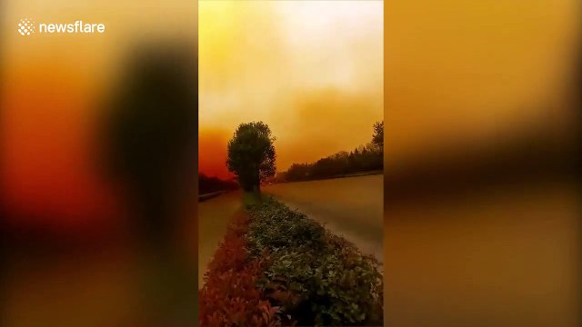 Une usine chinoise crache une fumée orange de produits chimique inquiétante