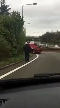 Il oublie le frein sur son camion et court après