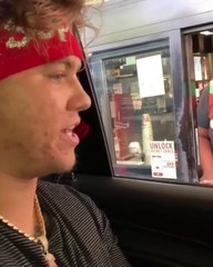 Il propose 2000$ à une employée de fast-food pour qu'elle quitte son job