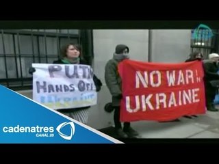 Miles de personas protestan en Nueva York a favor de Ucrania