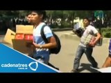 Normalistas reparten productos hurtados de camiones repartidores en Oaxaca
