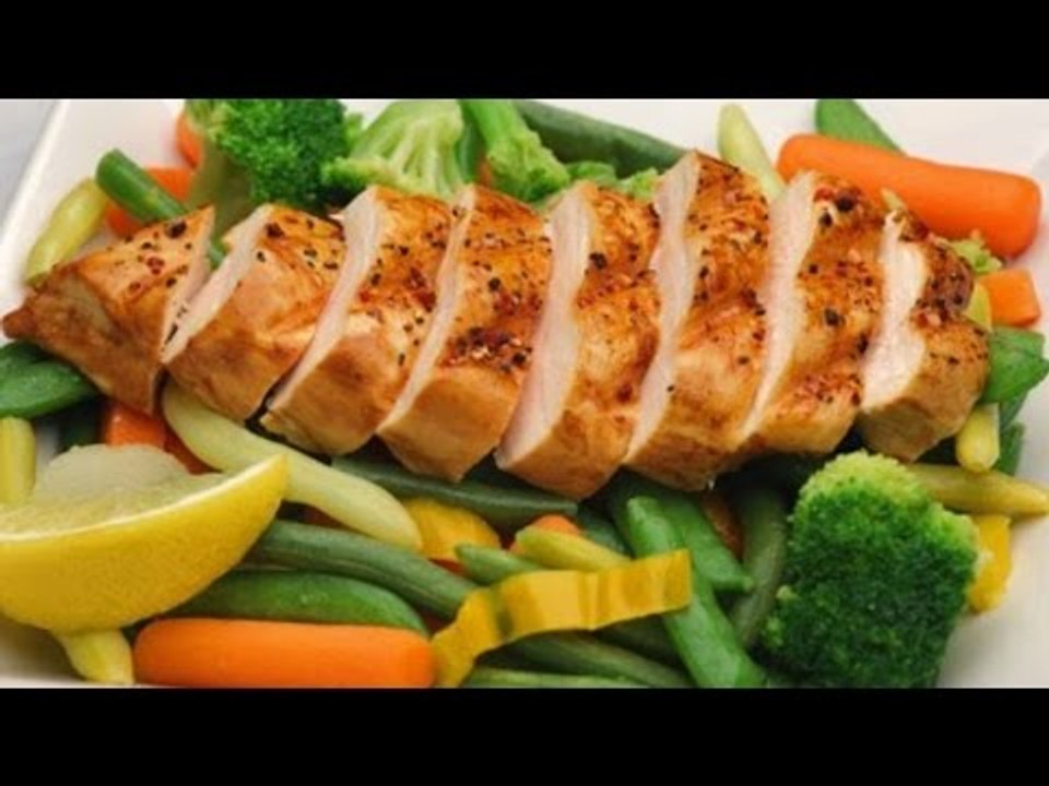 Prepara unas pechugas de pollo con vegetales