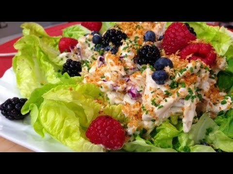 Ensalada de pollo con frutos rojos y aderezo